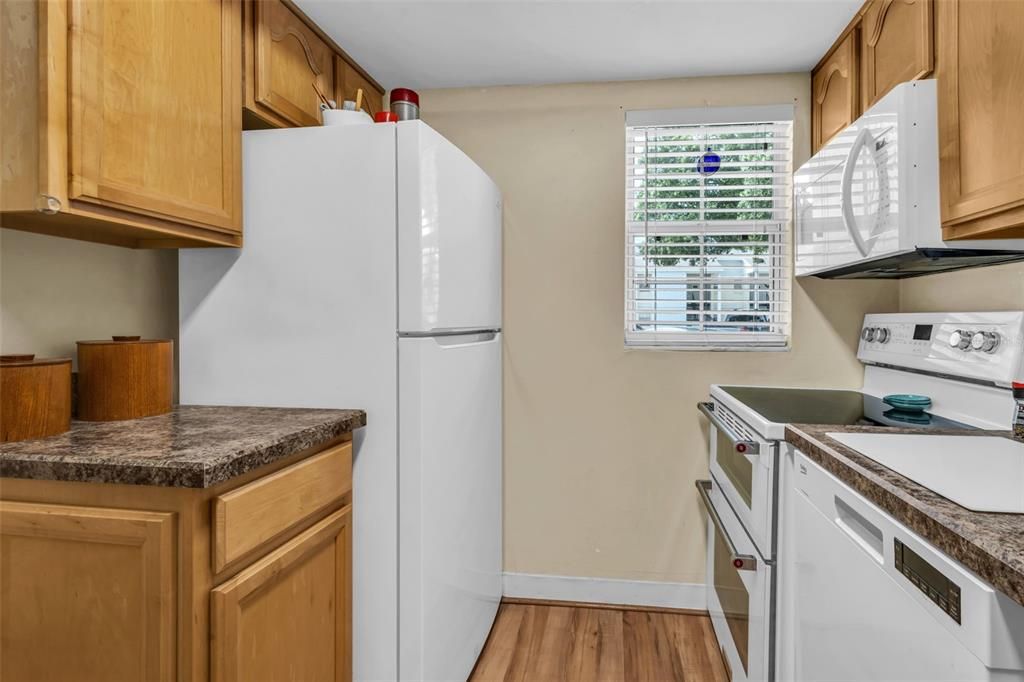 For Sale: $240,000 (2 beds, 2 baths, 904 Square Feet)