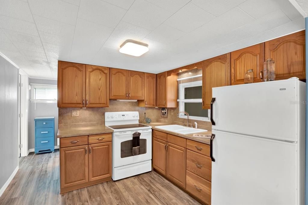 For Sale: $99,000 (1 beds, 1 baths, 560 Square Feet)