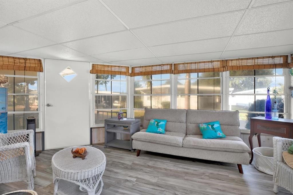 For Sale: $99,000 (1 beds, 1 baths, 560 Square Feet)