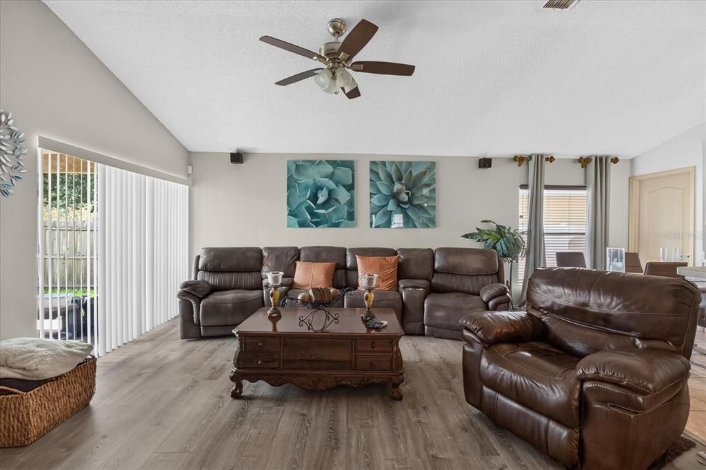 For Sale: $375,000 (3 beds, 2 baths, 1714 Square Feet)