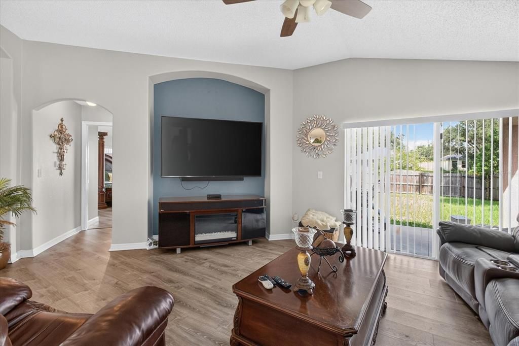 For Sale: $375,000 (3 beds, 2 baths, 1714 Square Feet)