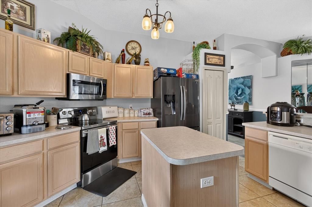For Sale: $375,000 (3 beds, 2 baths, 1714 Square Feet)