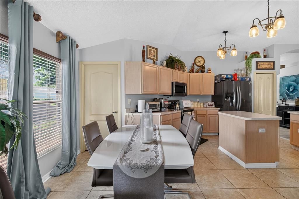 For Sale: $375,000 (3 beds, 2 baths, 1714 Square Feet)