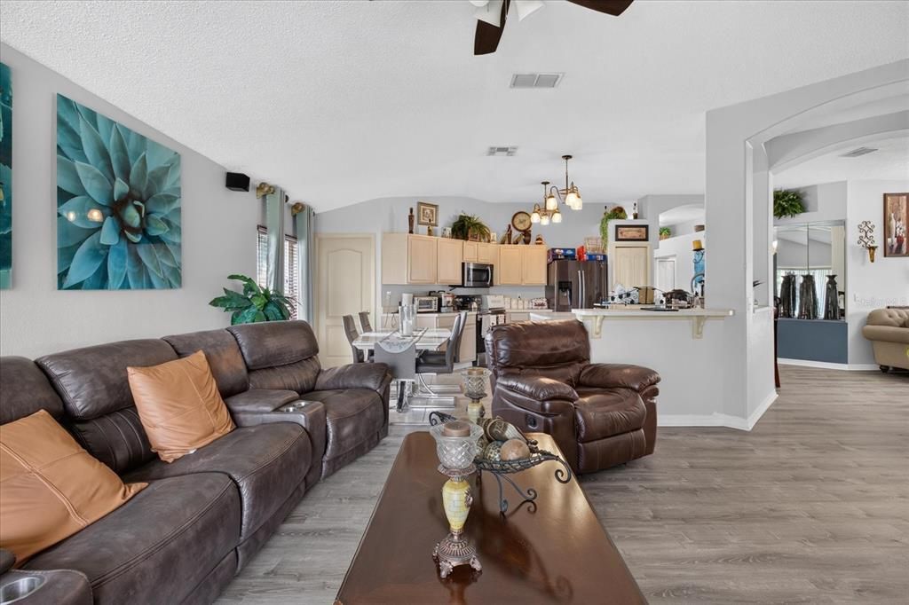 For Sale: $375,000 (3 beds, 2 baths, 1714 Square Feet)