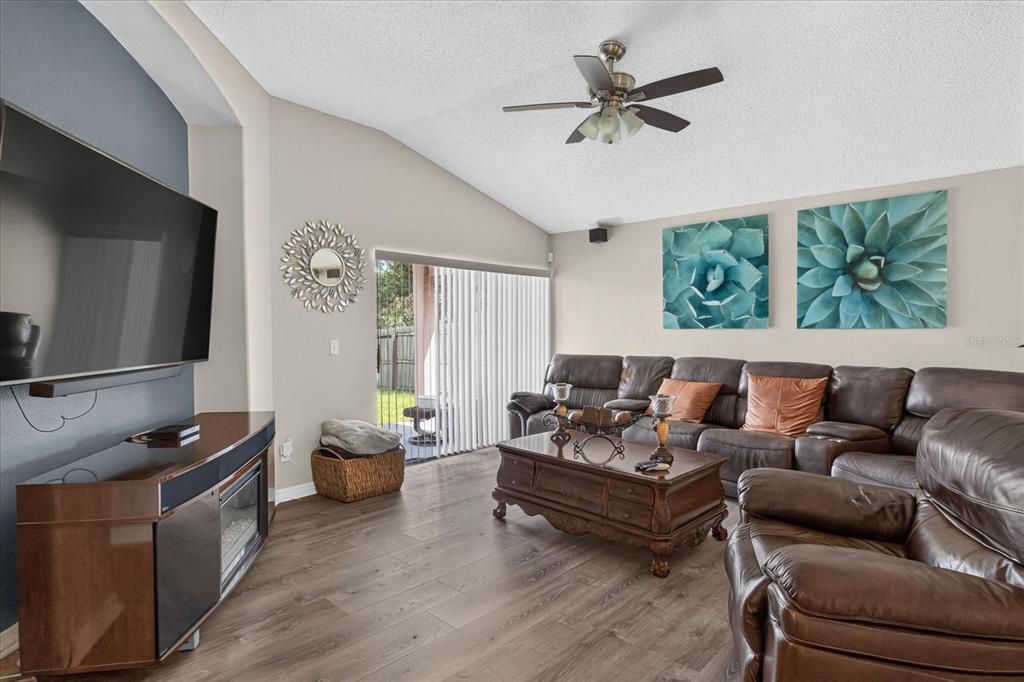 For Sale: $375,000 (3 beds, 2 baths, 1714 Square Feet)