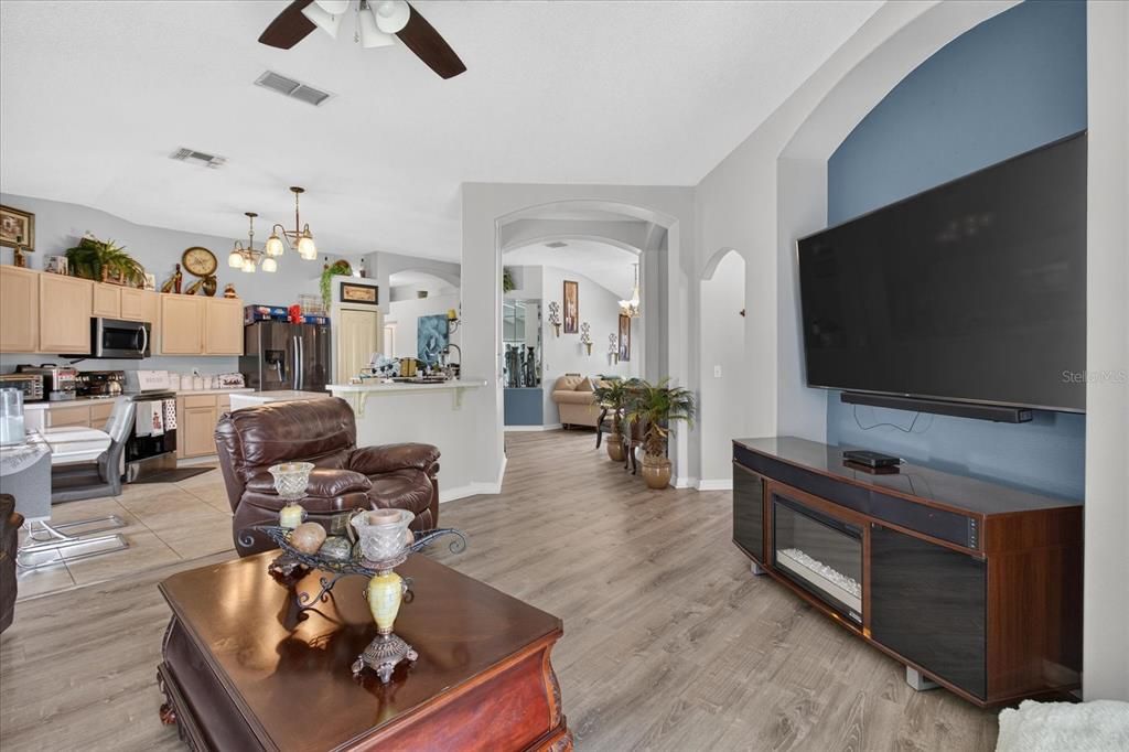 For Sale: $375,000 (3 beds, 2 baths, 1714 Square Feet)