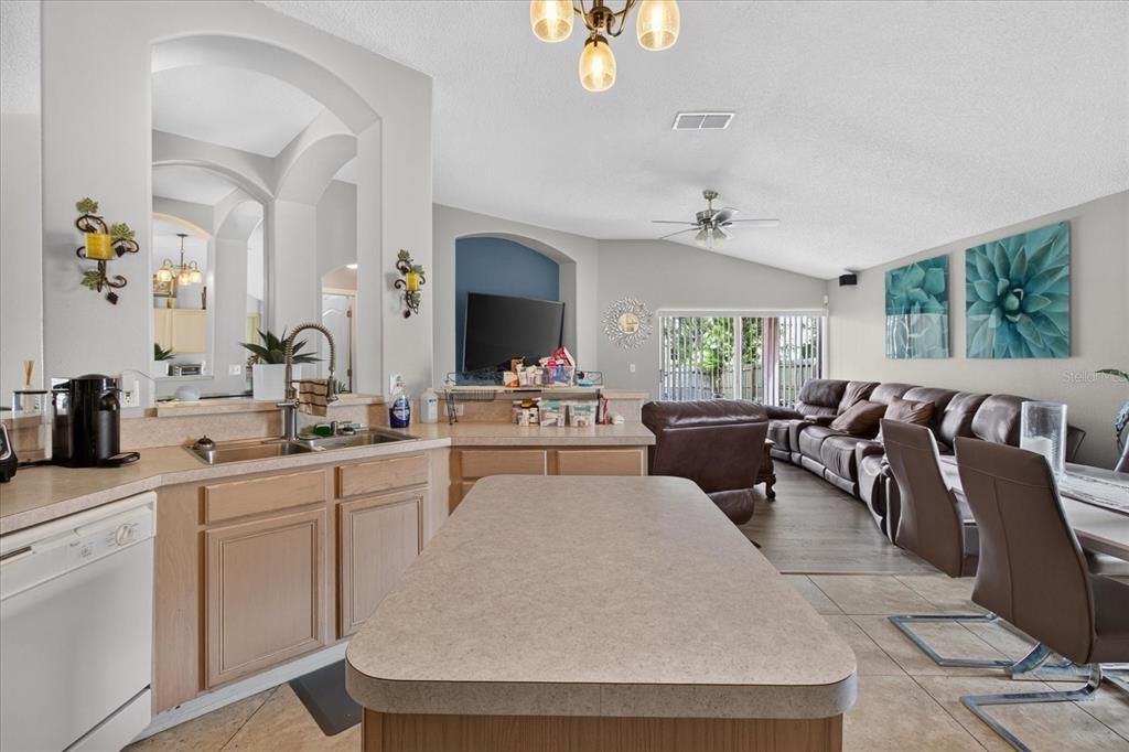 For Sale: $375,000 (3 beds, 2 baths, 1714 Square Feet)