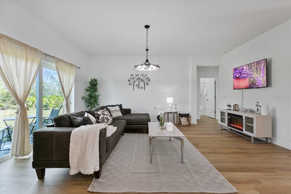 На продажу: $365,000 (4 спален, 2 ванн, 1636 Квадратных фут)