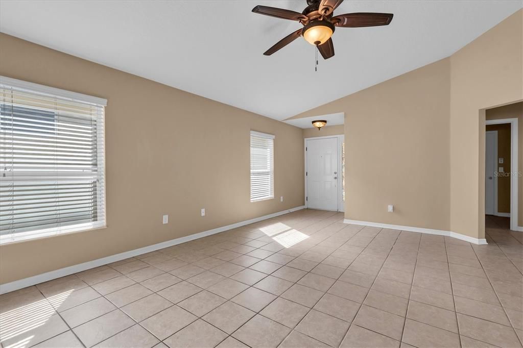 For Sale: $279,000 (3 beds, 2 baths, 1275 Square Feet)