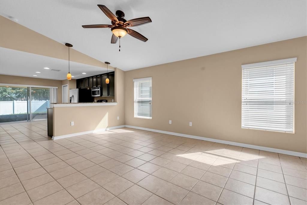 For Sale: $279,000 (3 beds, 2 baths, 1275 Square Feet)