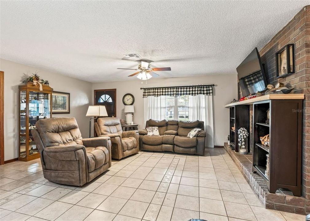 For Sale: $267,000 (3 beds, 2 baths, 1430 Square Feet)