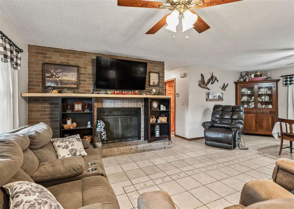 For Sale: $267,000 (3 beds, 2 baths, 1430 Square Feet)