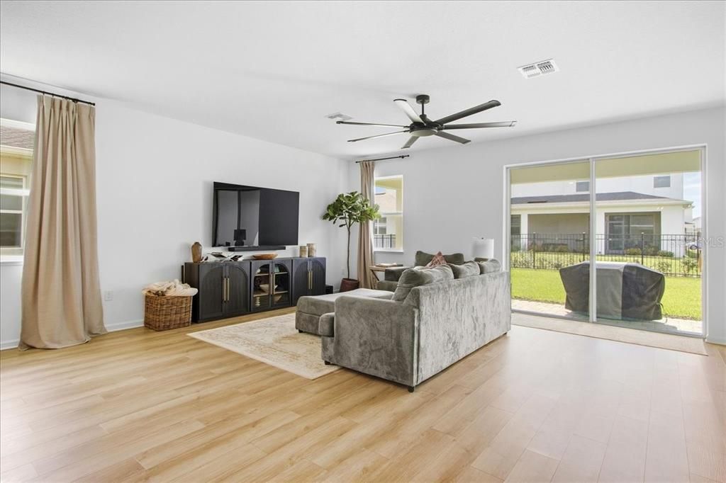 En Venta: $560,000 (3 camas, 2 baños, 2203 Pies cuadrados)