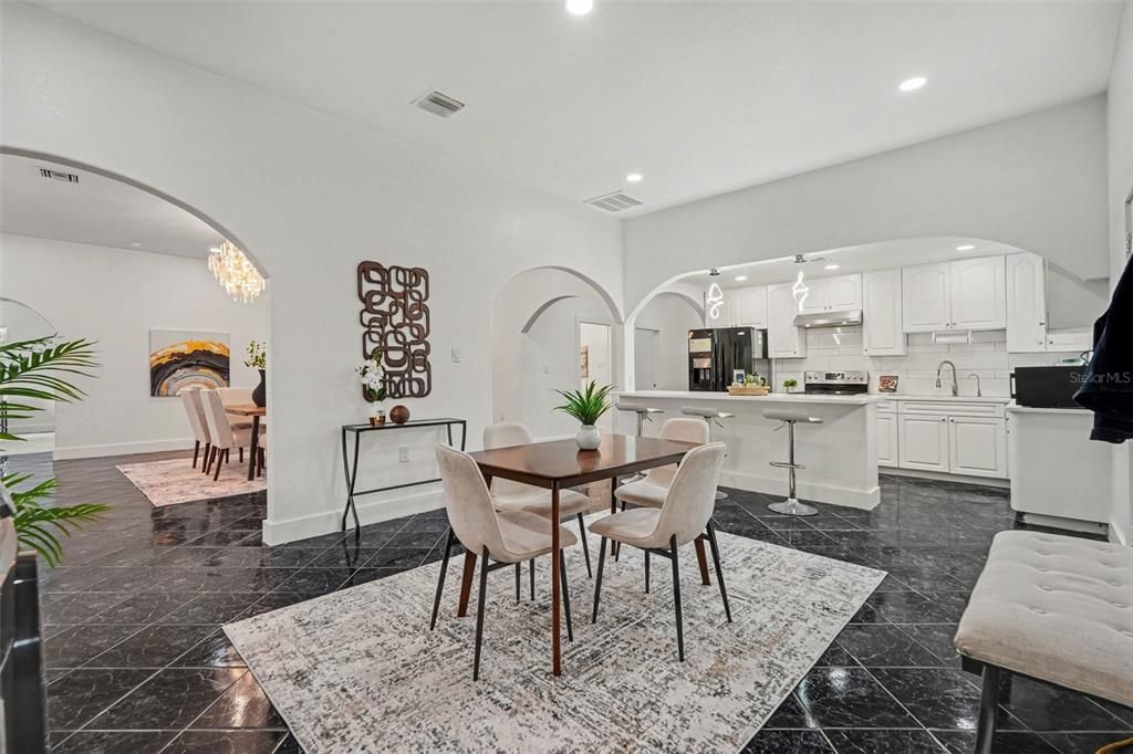 En Venta: $540,000 (4 camas, 2 baños, 2545 Pies cuadrados)