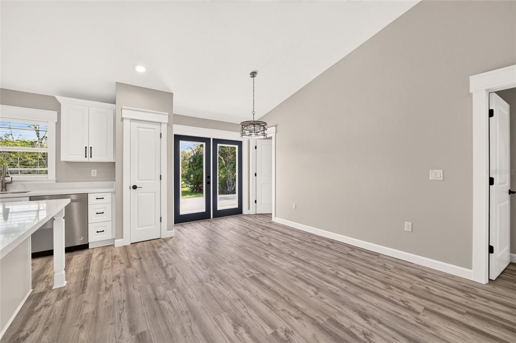 For Sale: $299,900 (3 beds, 2 baths, 1519 Square Feet)