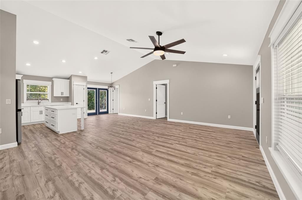 For Sale: $299,900 (3 beds, 2 baths, 1519 Square Feet)
