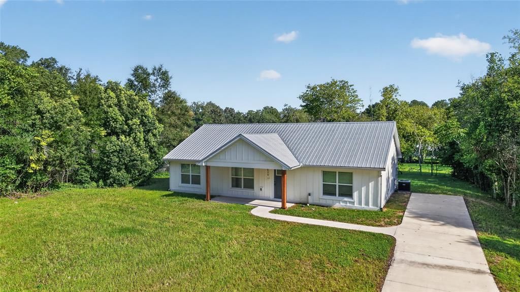 For Sale: $299,900 (3 beds, 2 baths, 1519 Square Feet)