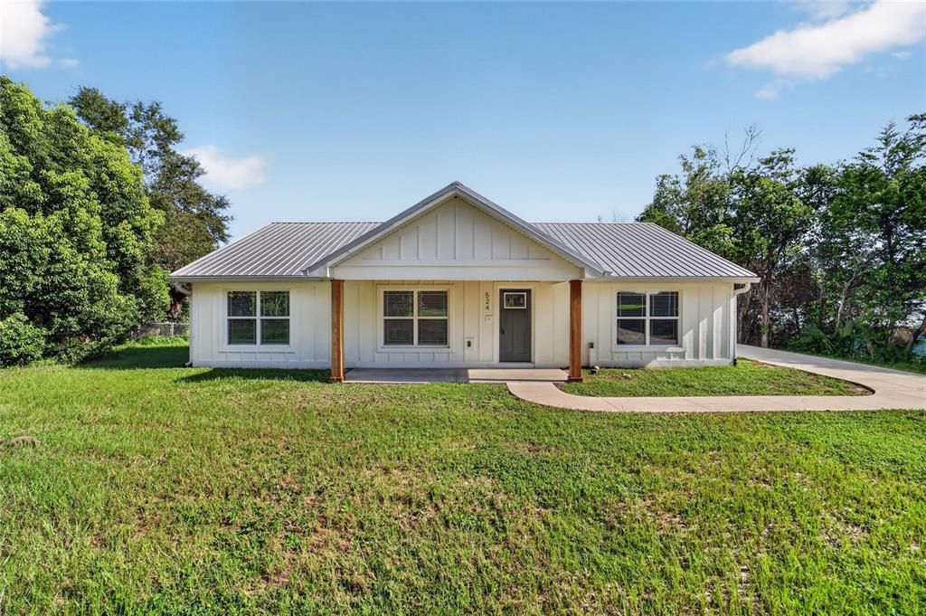 For Sale: $299,900 (3 beds, 2 baths, 1519 Square Feet)