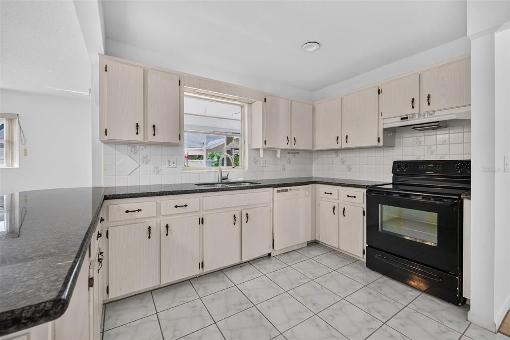 For Sale: $114,900 (2 beds, 2 baths, 1571 Square Feet)
