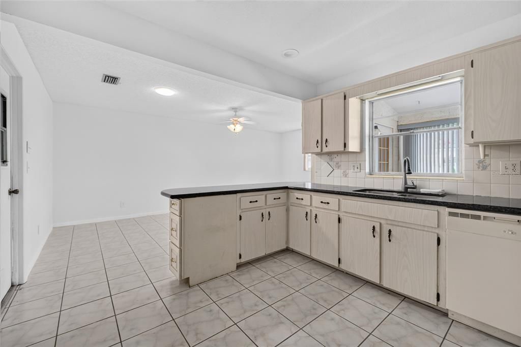 For Sale: $114,900 (2 beds, 2 baths, 1571 Square Feet)