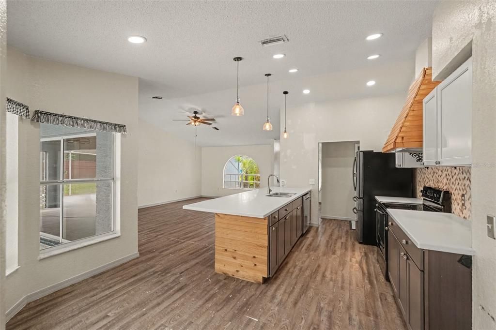 For Sale: $370,000 (3 beds, 2 baths, 1806 Square Feet)