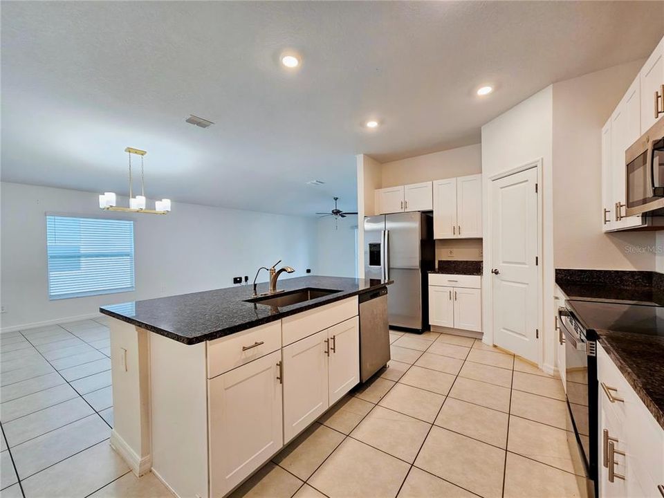 For Rent: $2,800 (4 beds, 2 baths, 1841 Square Feet)