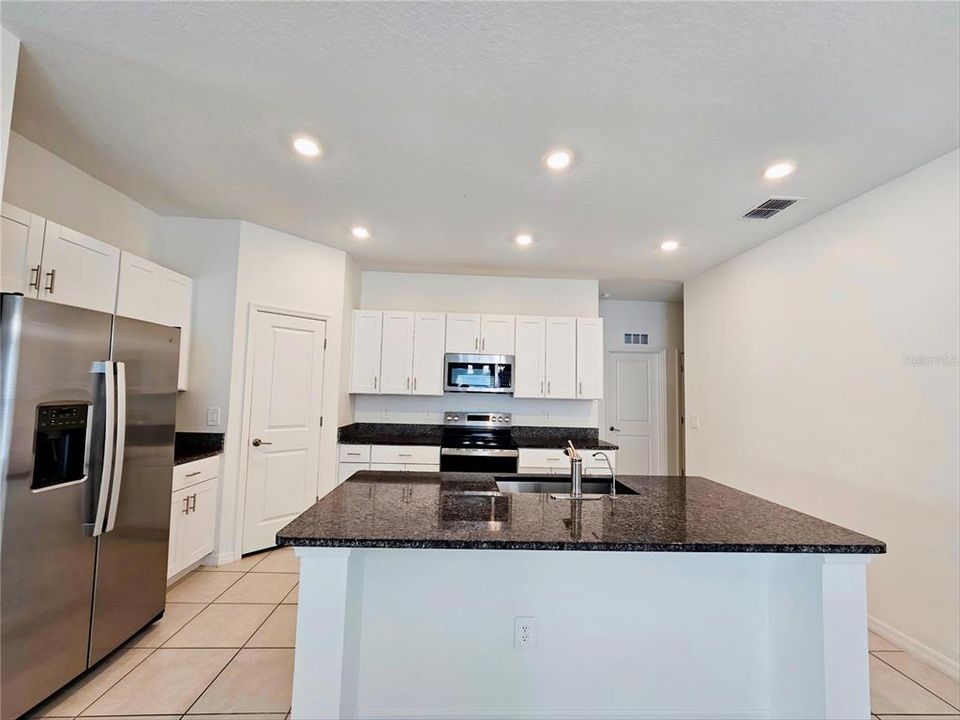 For Rent: $2,800 (4 beds, 2 baths, 1841 Square Feet)
