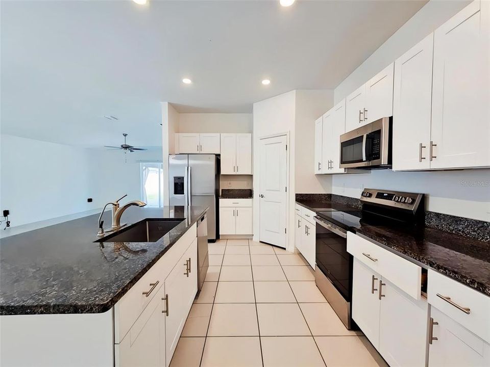 For Rent: $2,800 (4 beds, 2 baths, 1841 Square Feet)