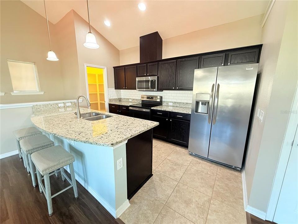For Rent: $1,800 (1 beds, 1 baths, 900 Square Feet)