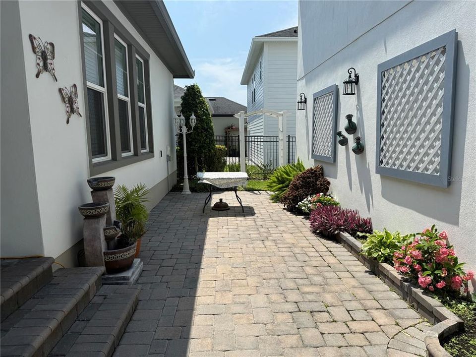 For Rent: $1,800 (1 beds, 1 baths, 900 Square Feet)