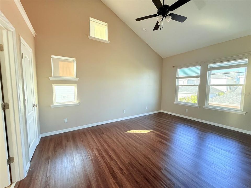 For Rent: $1,800 (1 beds, 1 baths, 900 Square Feet)