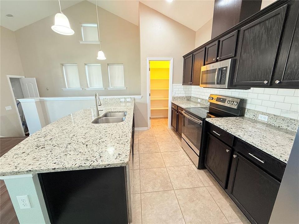 For Rent: $1,800 (1 beds, 1 baths, 900 Square Feet)