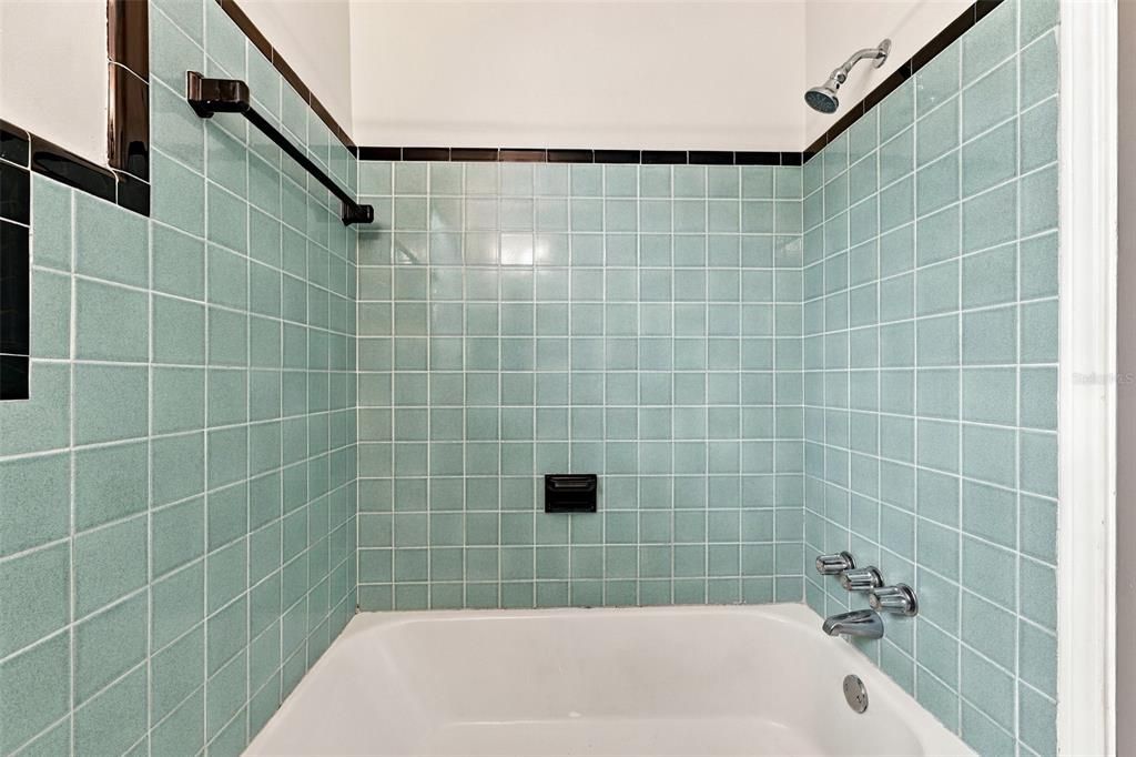 For Sale: $250,000 (2 beds, 1 baths, 1035 Square Feet)