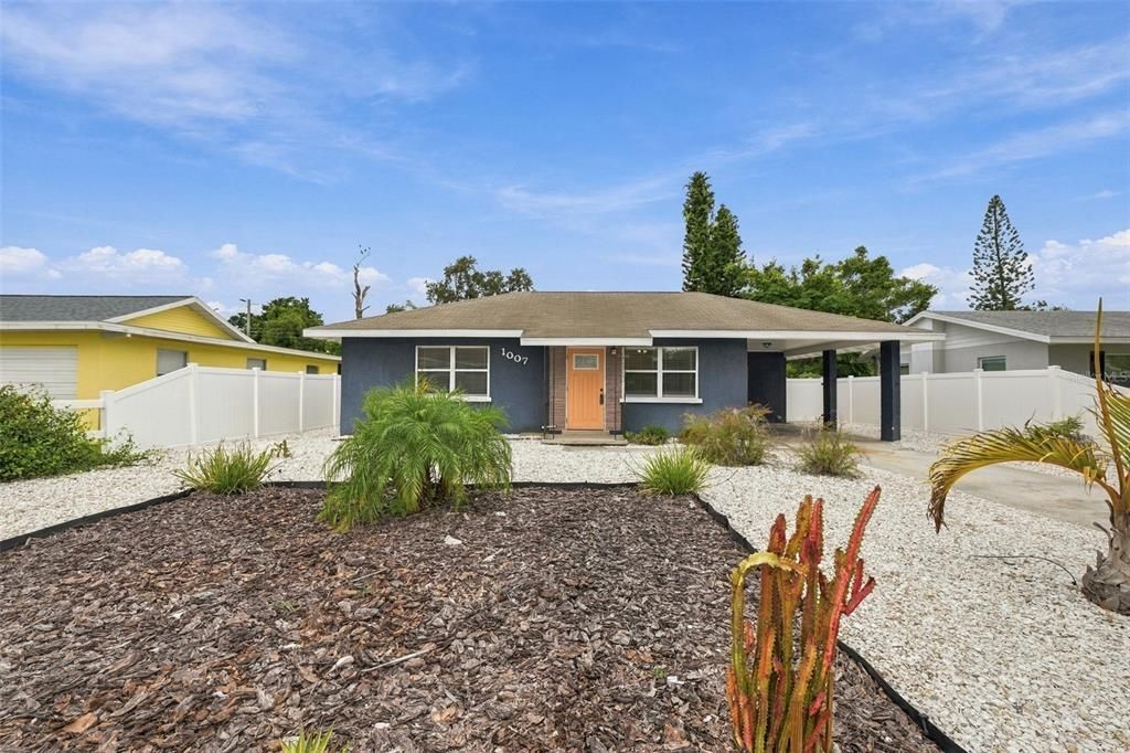For Sale: $250,000 (2 beds, 1 baths, 1035 Square Feet)