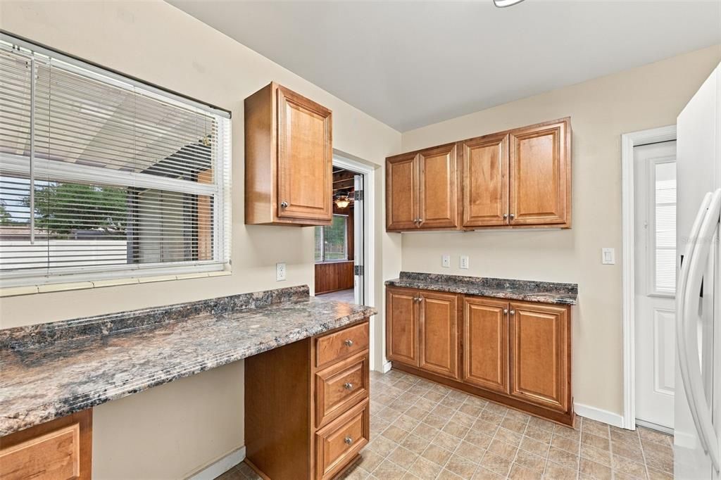 For Sale: $250,000 (2 beds, 1 baths, 1035 Square Feet)