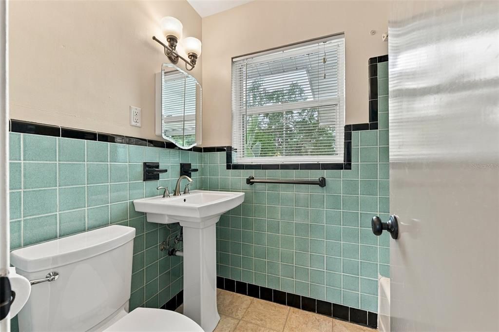 For Sale: $250,000 (2 beds, 1 baths, 1035 Square Feet)