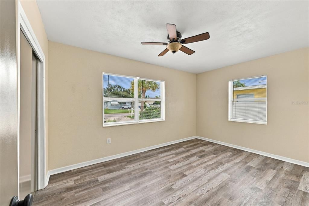 For Sale: $250,000 (2 beds, 1 baths, 1035 Square Feet)