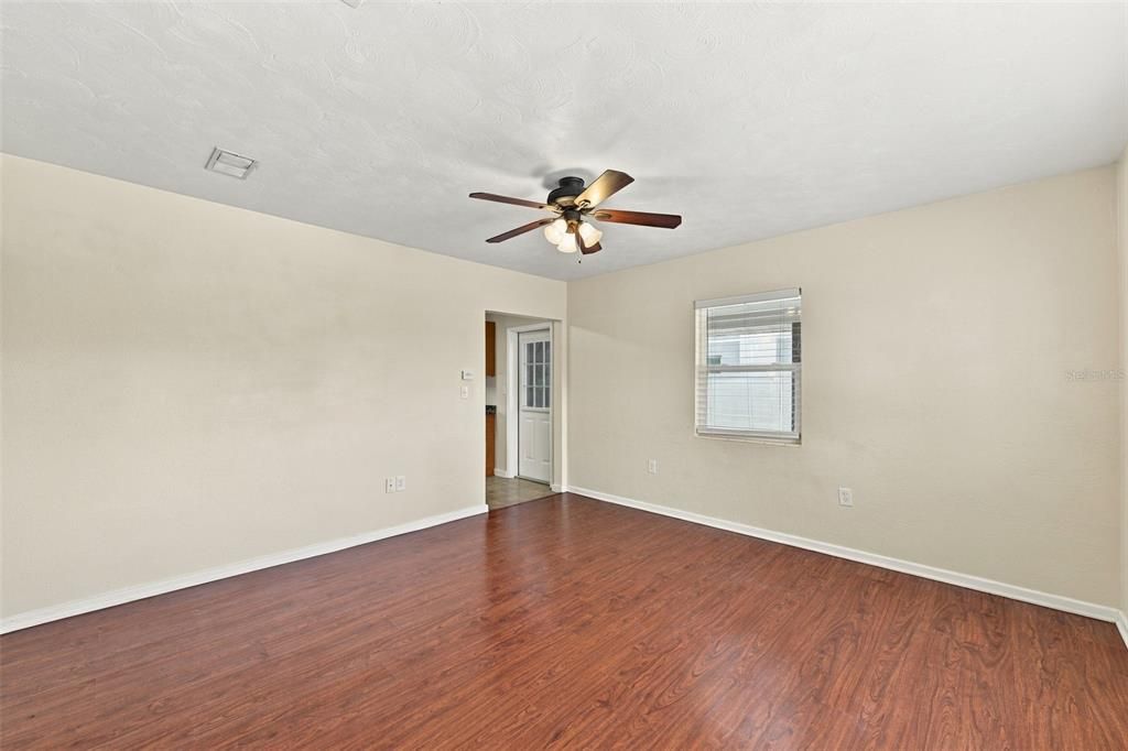 For Sale: $250,000 (2 beds, 1 baths, 1035 Square Feet)