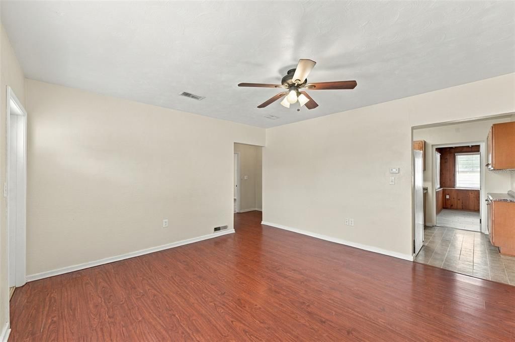 For Sale: $250,000 (2 beds, 1 baths, 1035 Square Feet)