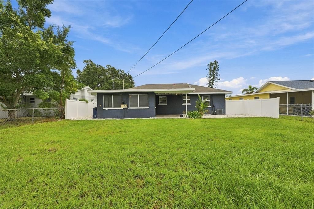 For Sale: $250,000 (2 beds, 1 baths, 1035 Square Feet)