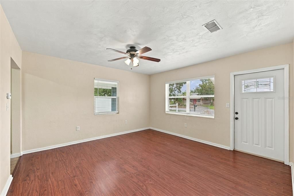 For Sale: $250,000 (2 beds, 1 baths, 1035 Square Feet)