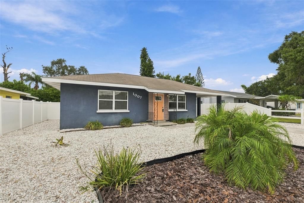 For Sale: $250,000 (2 beds, 1 baths, 1035 Square Feet)