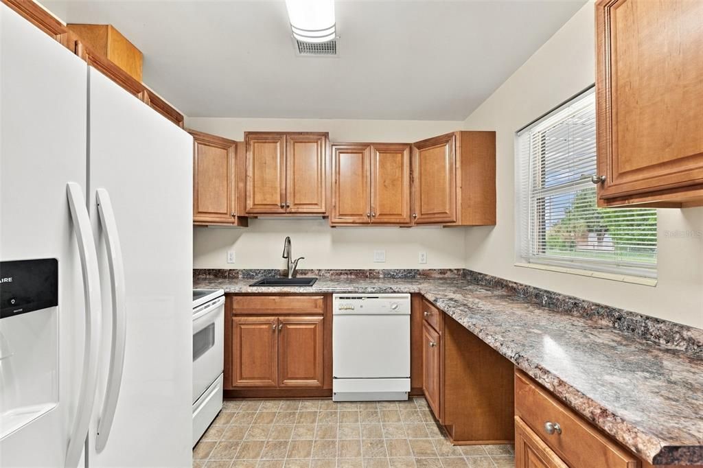 For Sale: $250,000 (2 beds, 1 baths, 1035 Square Feet)