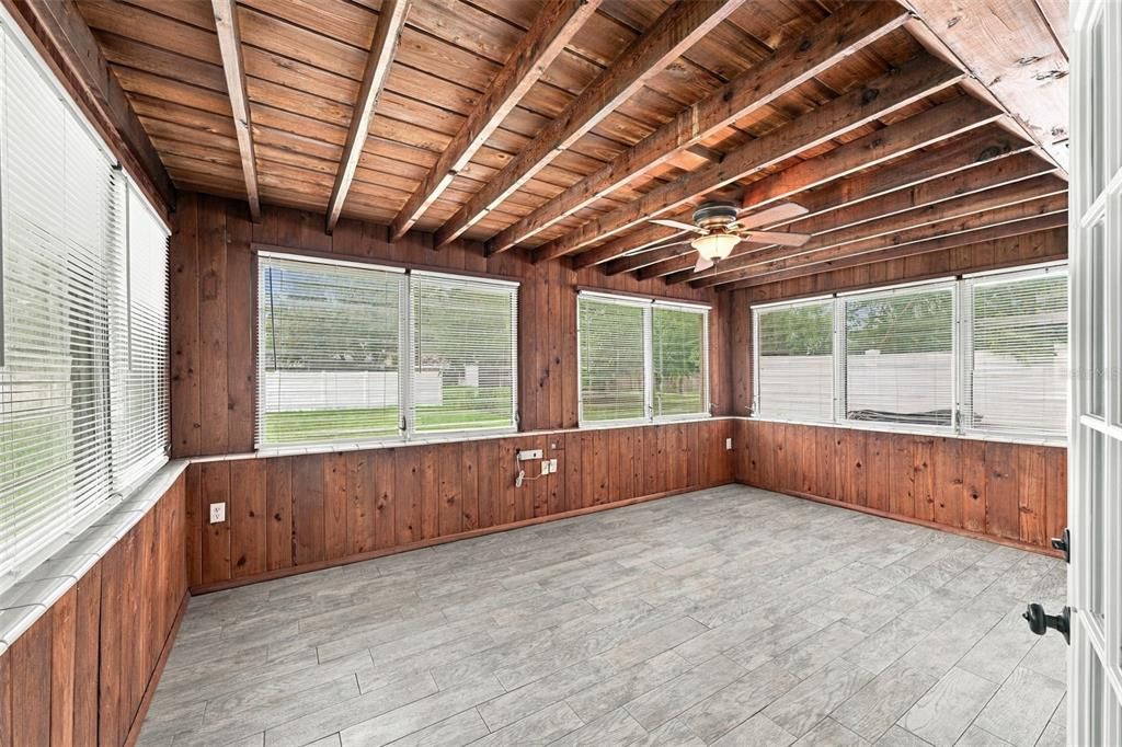 For Sale: $250,000 (2 beds, 1 baths, 1035 Square Feet)