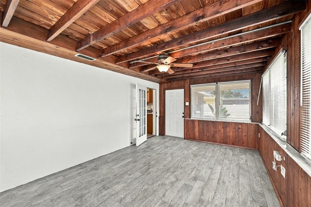 For Sale: $250,000 (2 beds, 1 baths, 1035 Square Feet)