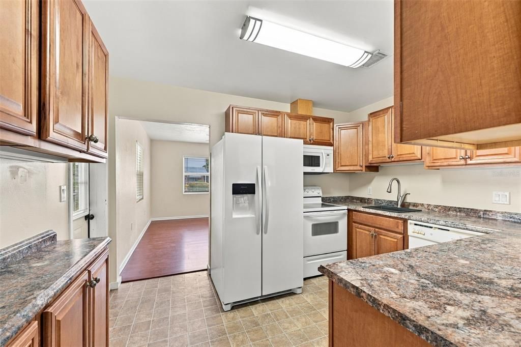 For Sale: $250,000 (2 beds, 1 baths, 1035 Square Feet)
