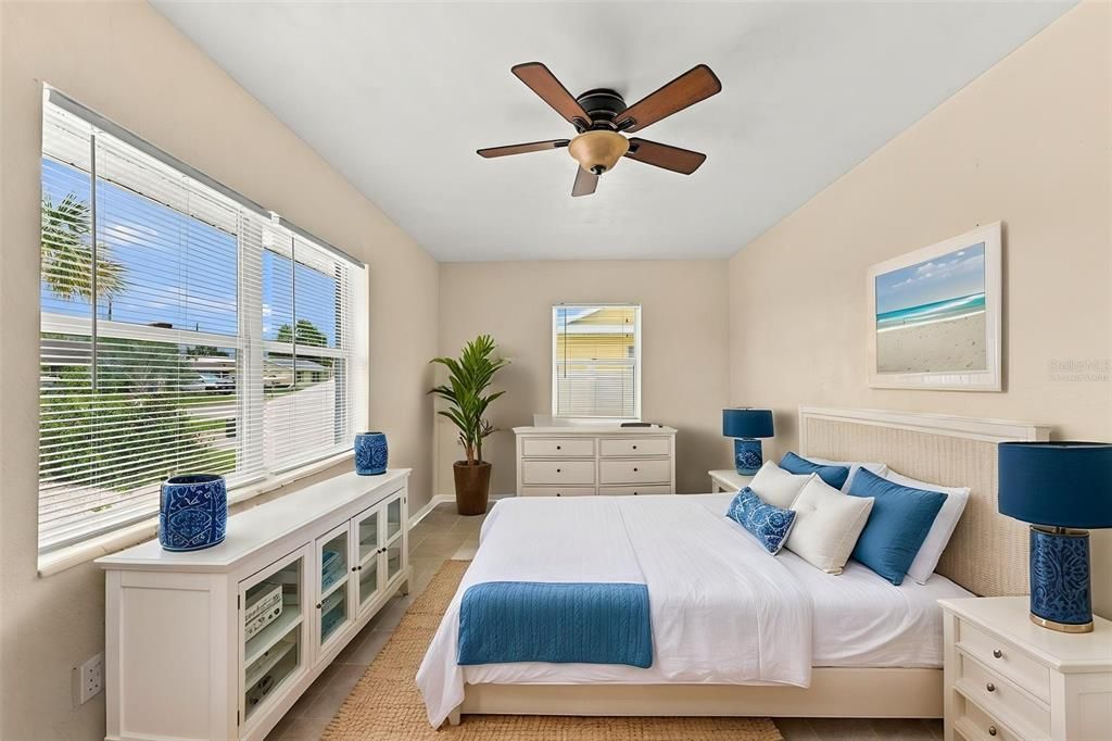 For Sale: $250,000 (2 beds, 1 baths, 1035 Square Feet)