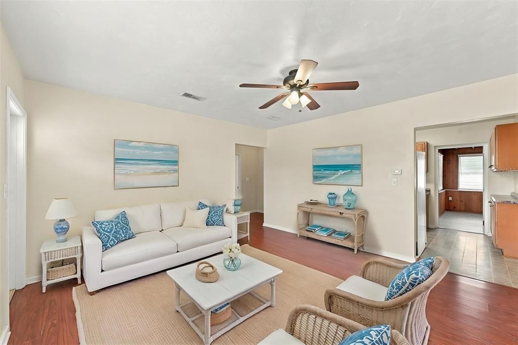 For Sale: $250,000 (2 beds, 1 baths, 1035 Square Feet)