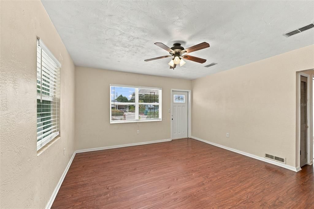 For Sale: $250,000 (2 beds, 1 baths, 1035 Square Feet)