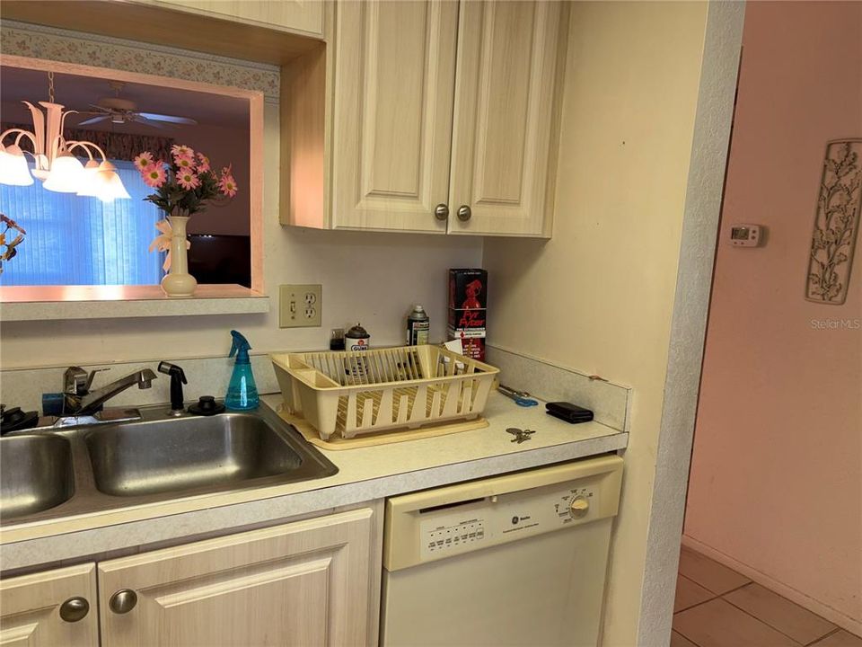 For Sale: $168,000 (2 beds, 2 baths, 935 Square Feet)